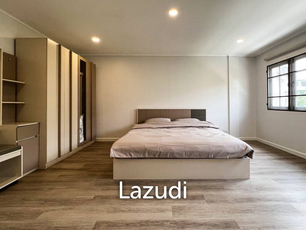 Luxurious 6-Bedroom Townhouse in Khlong Tan Nuea