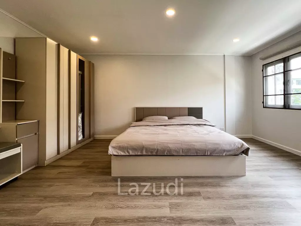 Luxurious 6-Bedroom Townhouse in Khlong Tan Nuea