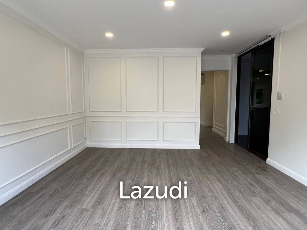 Luxurious 6-Bedroom Townhouse in Khlong Tan Nuea