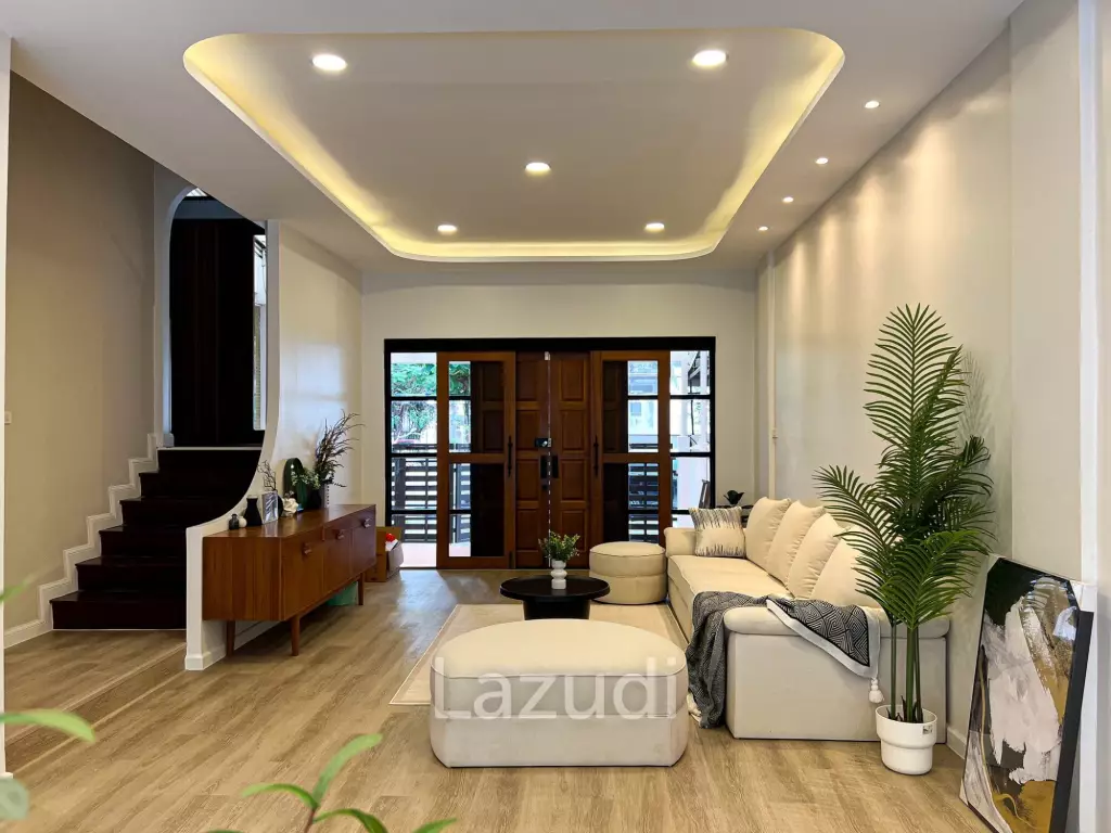 Luxurious 6-Bedroom Townhouse in Khlong Tan Nuea