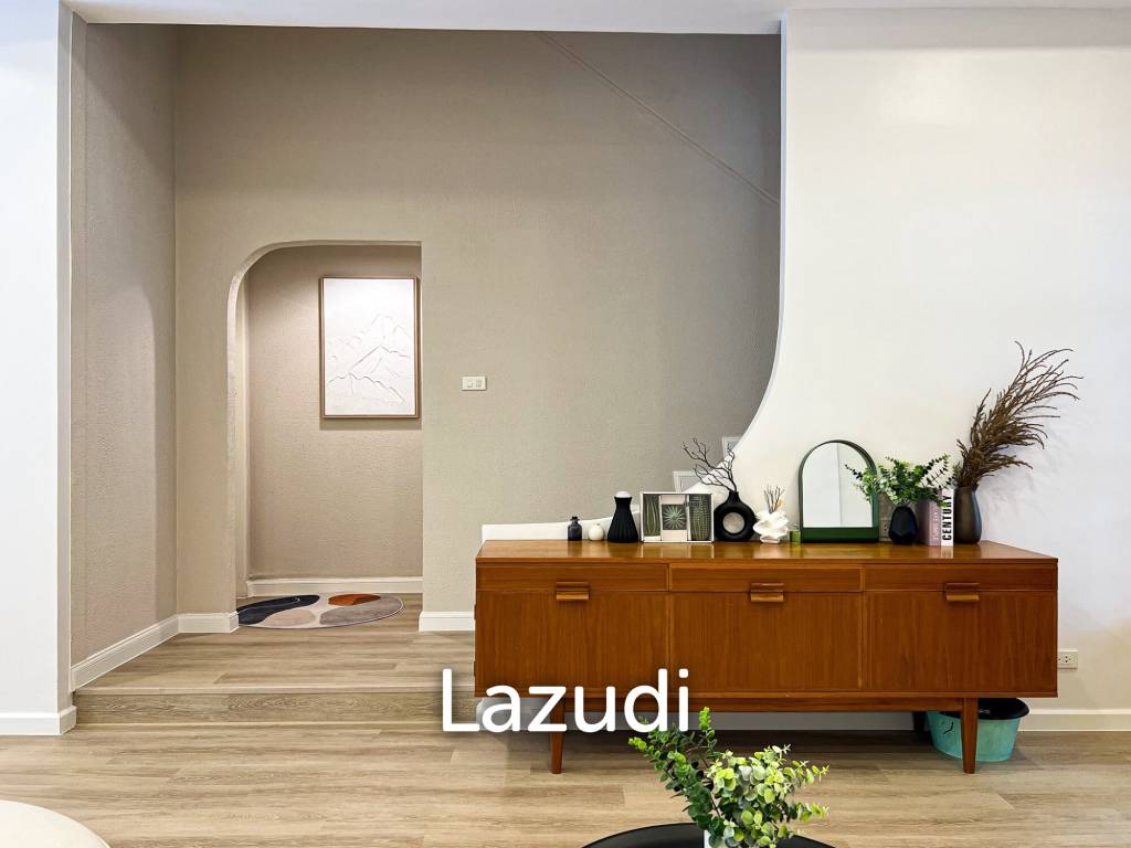 Luxurious 6-Bedroom Townhouse in Khlong Tan Nuea