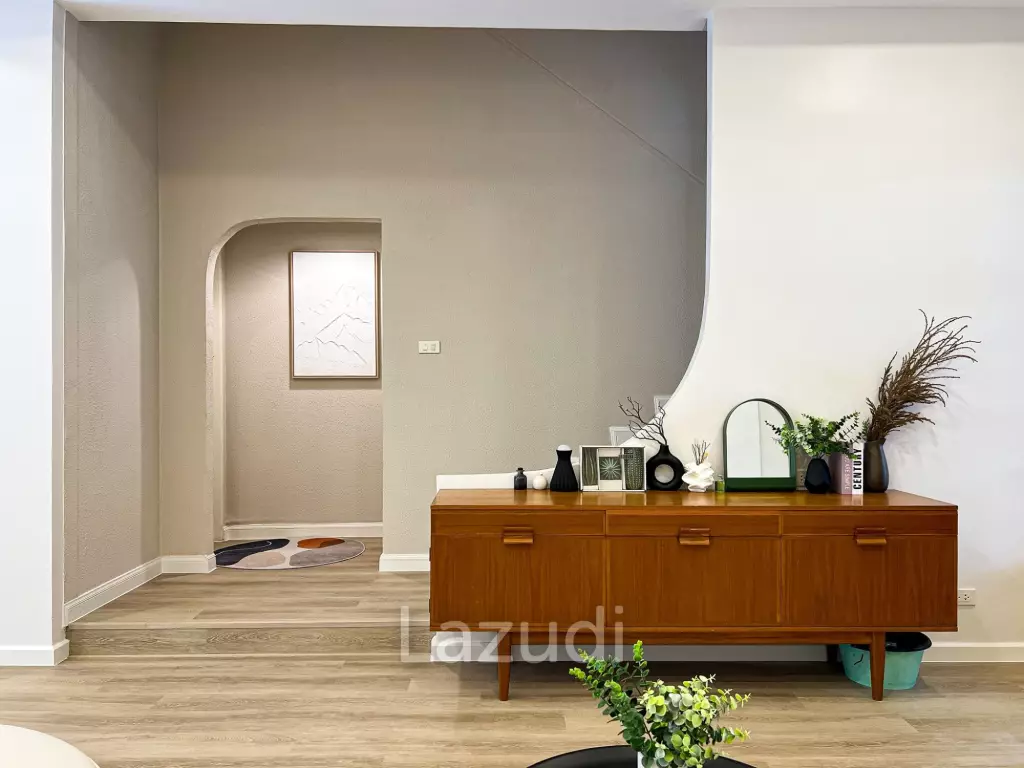 Luxurious 6-Bedroom Townhouse in Khlong Tan Nuea