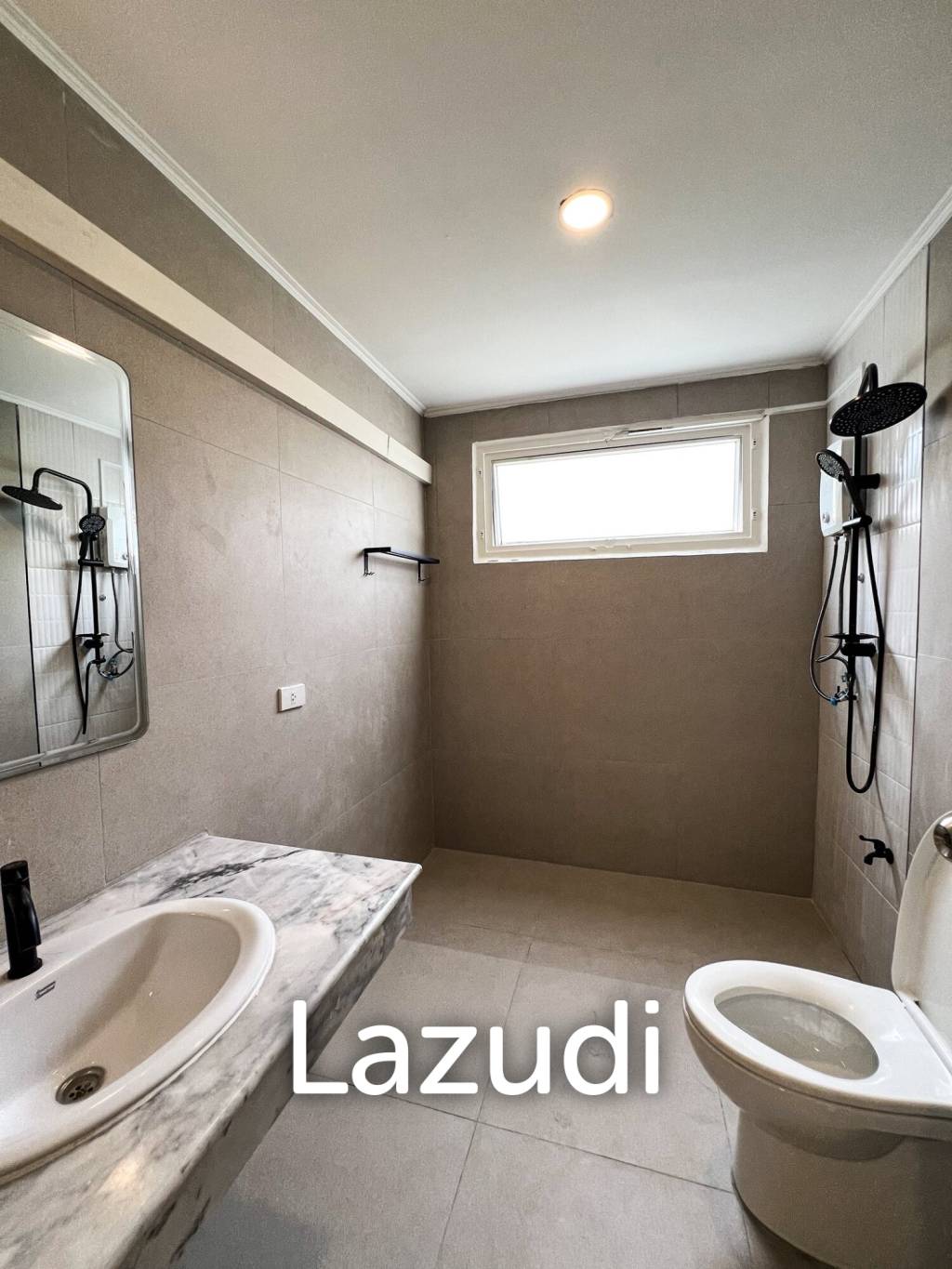 Luxurious 6-Bedroom Townhouse in Khlong Tan Nuea