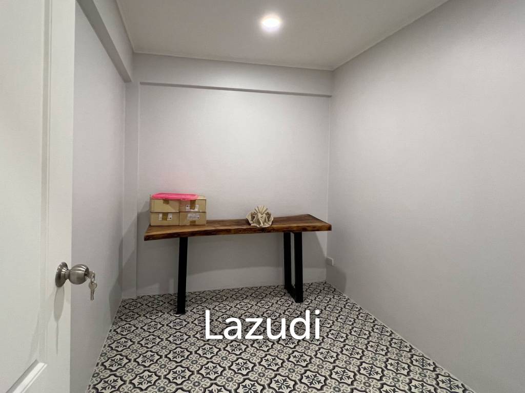 Luxurious 6-Bedroom Townhouse in Khlong Tan Nuea