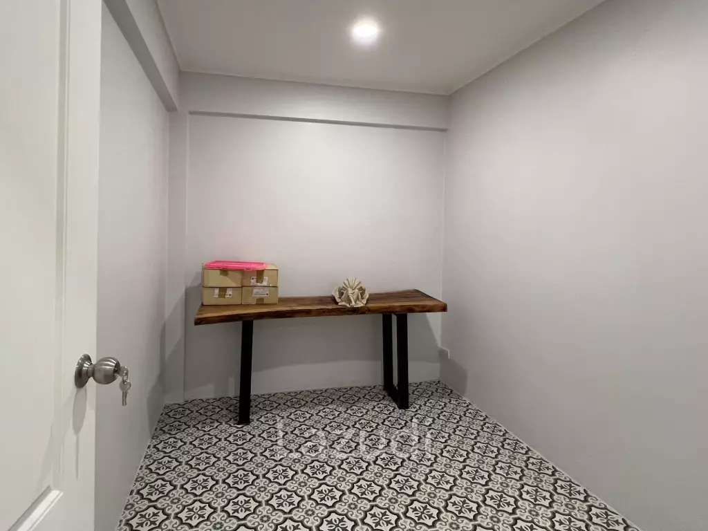 Luxurious 6-Bedroom Townhouse in Khlong Tan Nuea