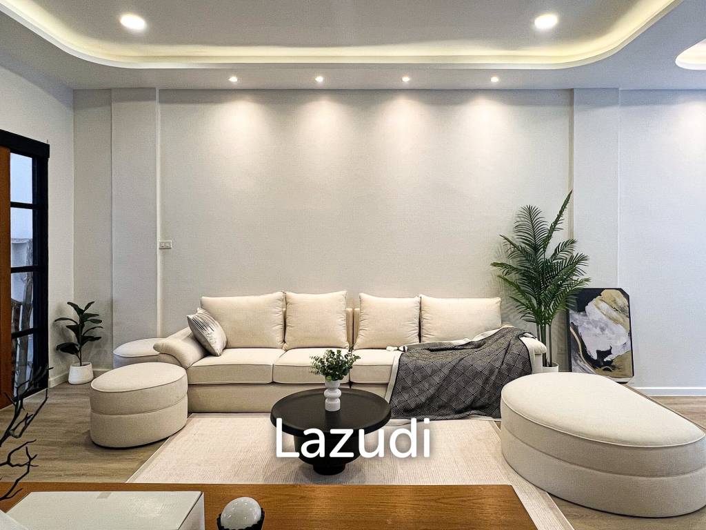 Luxurious 6-Bedroom Townhouse in Khlong Tan Nuea