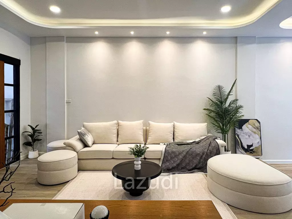 Luxurious 6-Bedroom Townhouse in Khlong Tan Nuea