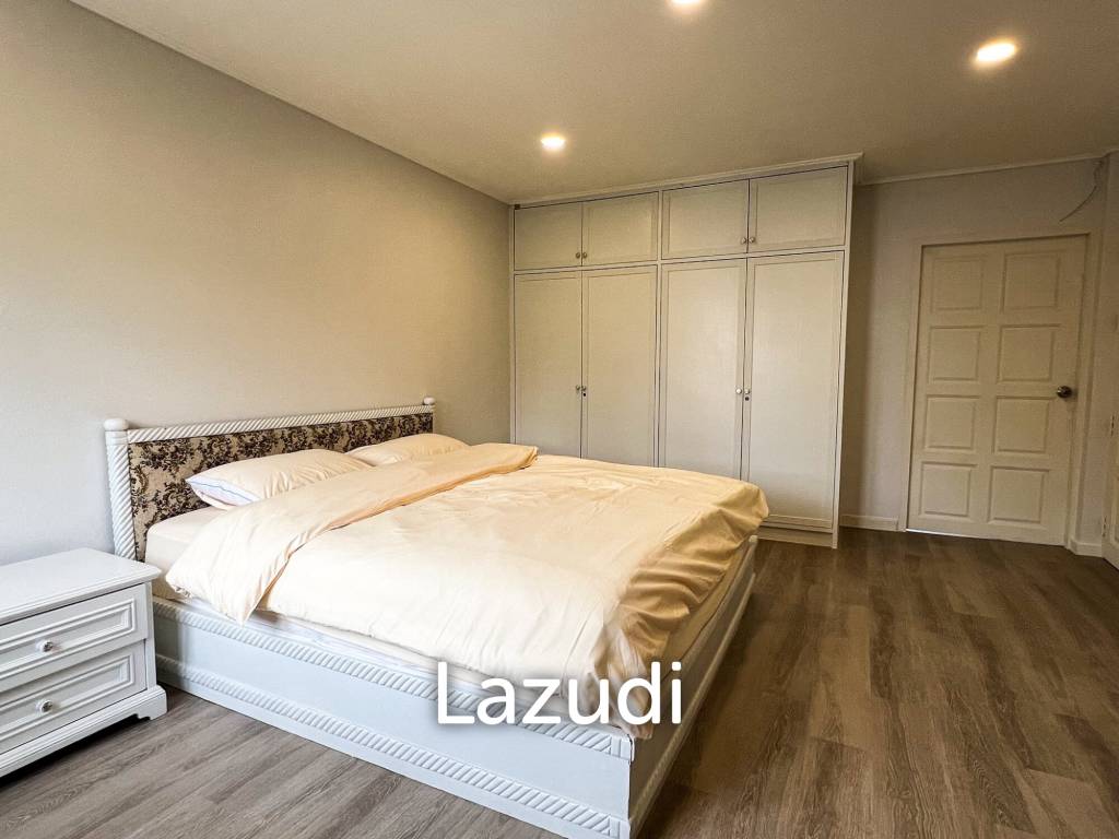 Luxurious 6-Bedroom Townhouse in Khlong Tan Nuea
