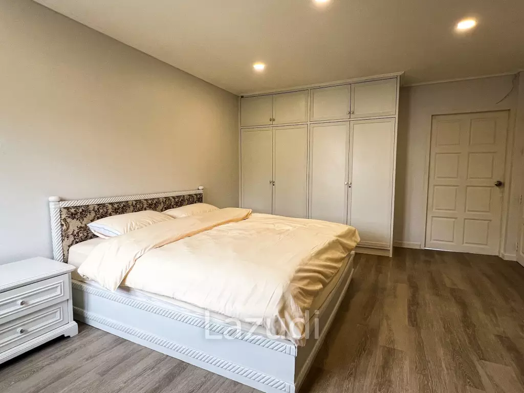 Luxurious 6-Bedroom Townhouse in Khlong Tan Nuea