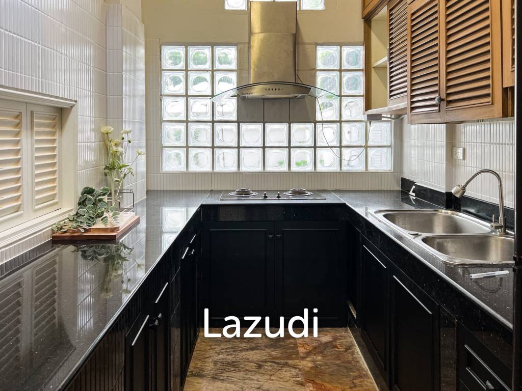 Luxurious 6-Bedroom Townhouse in Khlong Tan Nuea