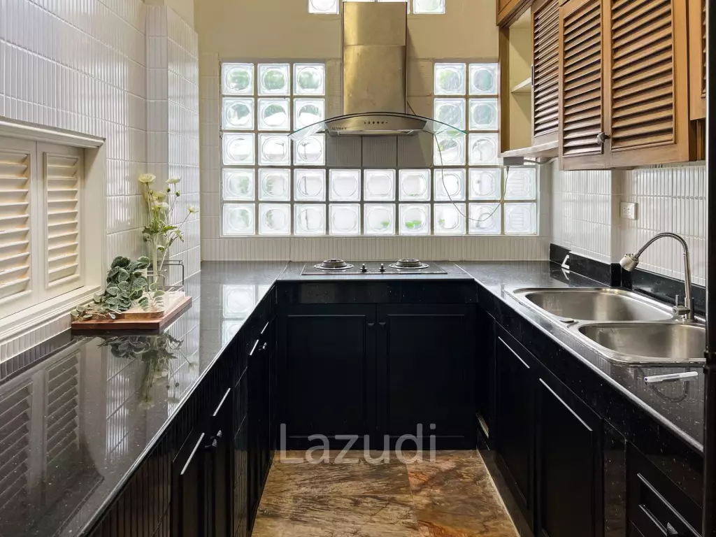 Luxurious 6-Bedroom Townhouse in Khlong Tan Nuea