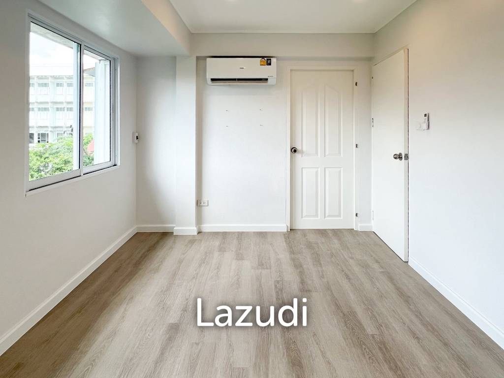 Luxurious 6-Bedroom Townhouse in Khlong Tan Nuea