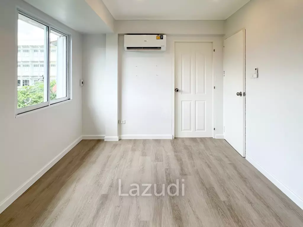 Luxurious 6-Bedroom Townhouse in Khlong Tan Nuea