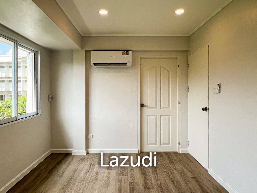Luxurious 6-Bedroom Townhouse in Khlong Tan Nuea