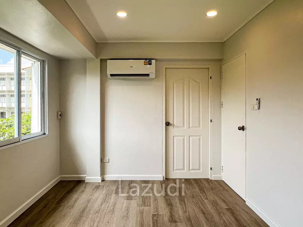Luxurious 6-Bedroom Townhouse in Khlong Tan Nuea