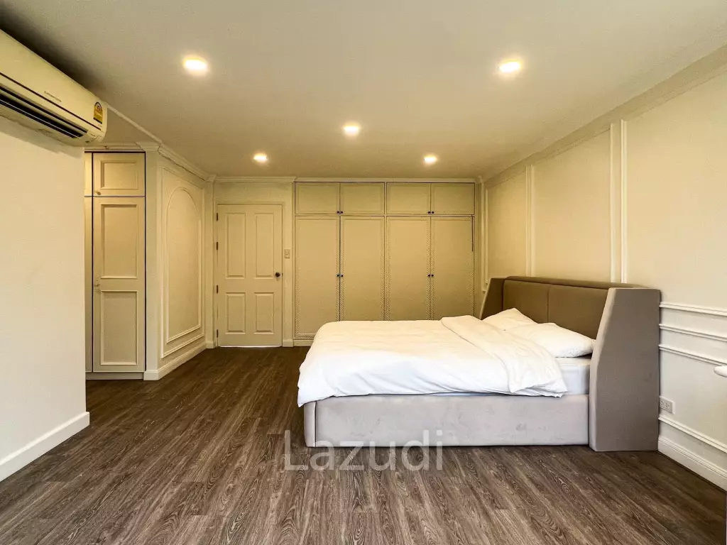 Luxurious 6-Bedroom Townhouse in Khlong Tan Nuea