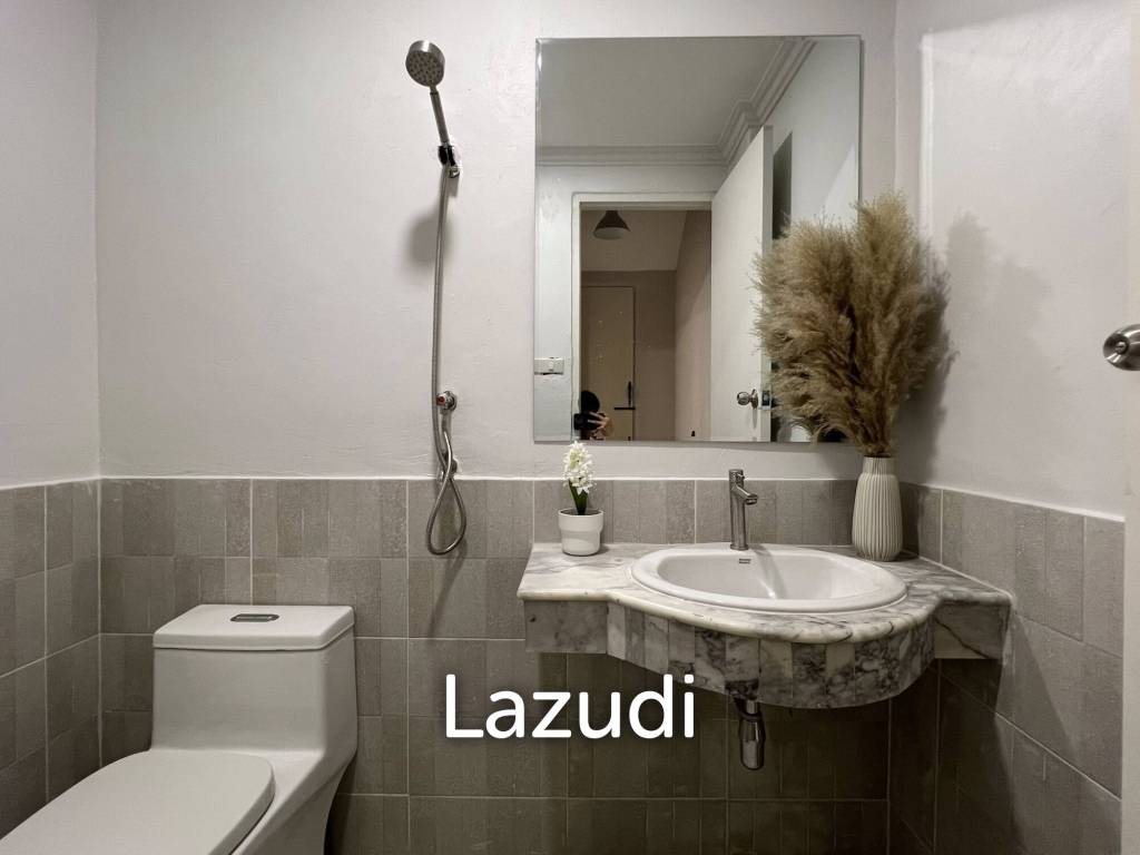 Luxurious 6-Bedroom Townhouse in Khlong Tan Nuea
