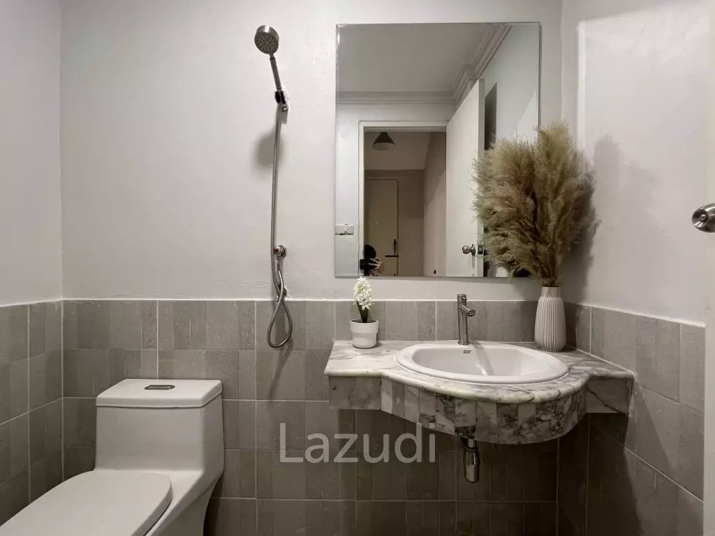 Luxurious 6-Bedroom Townhouse in Khlong Tan Nuea