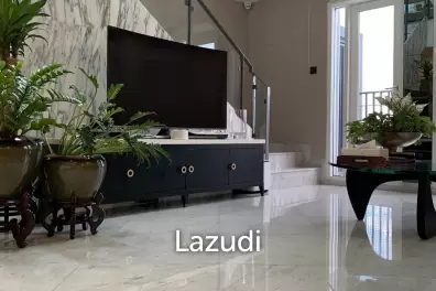 Modern 3-Bed Condo in Maestro 01 Sathorn Yen Akat