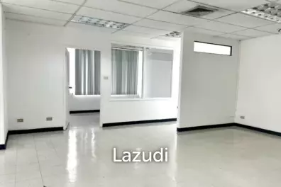 104 sq.m. Office for Rent in Silom at Paso Tower