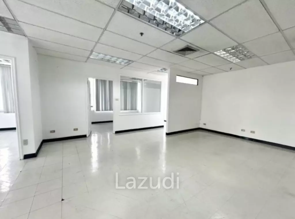 104 sq.m. Office for Rent in Silom at Paso Tower