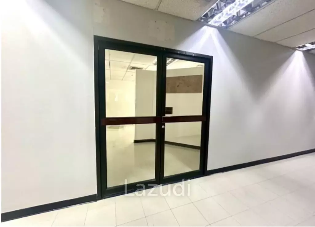 104 sq.m. Office for Rent in Silom at Paso Tower