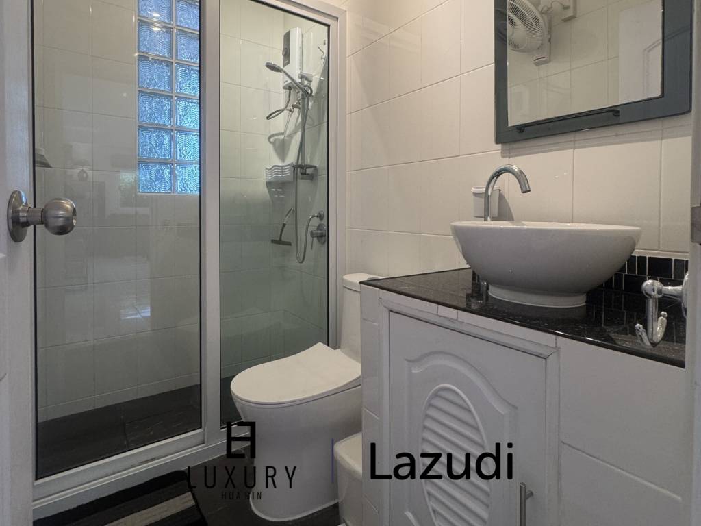 Style architectural suédois / piscine commune / salle de sport et table de billard