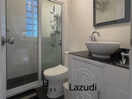 Style architectural suédois / piscine commune / salle de sport et table de billard