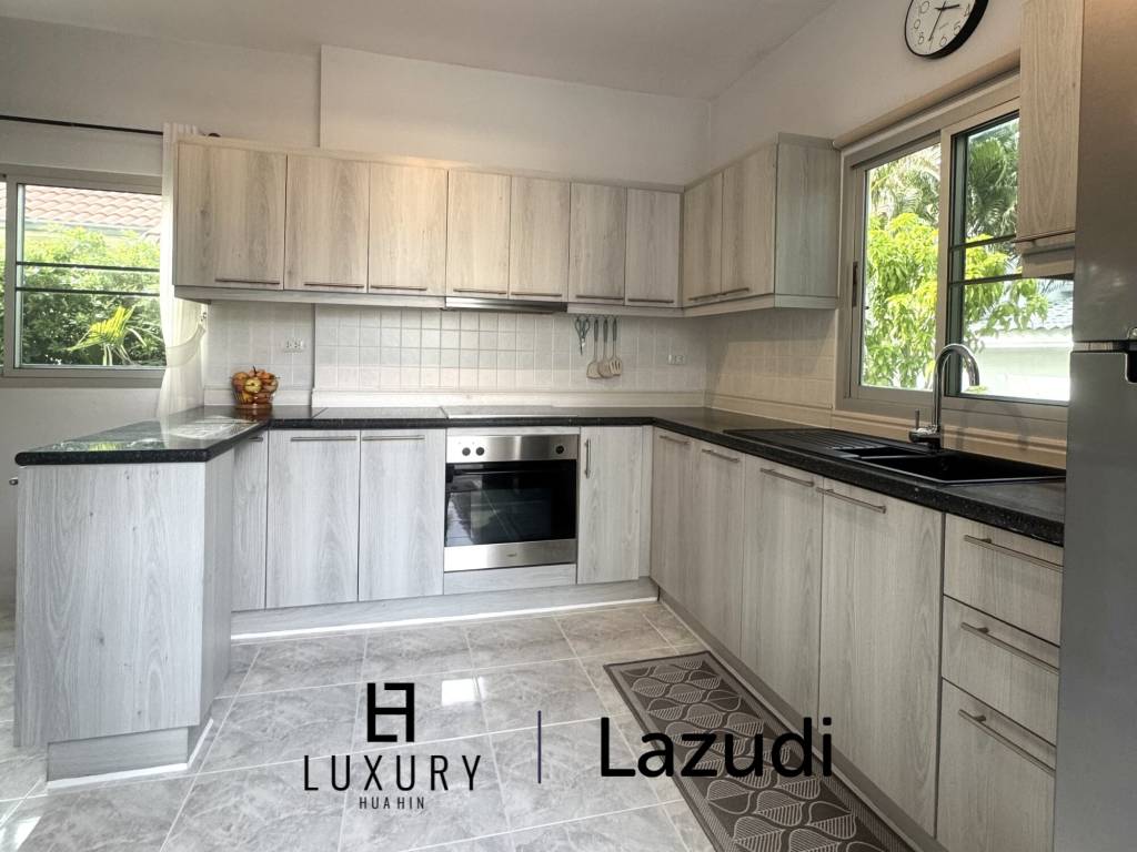 Style architectural suédois / piscine commune / salle de sport et table de billard