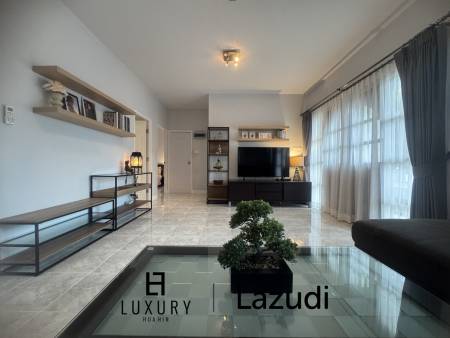 Style architectural suédois / piscine commune / salle de sport et table de billard