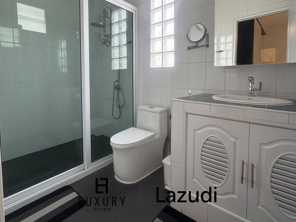 Style architectural suédois / piscine commune / salle de sport et table de billard