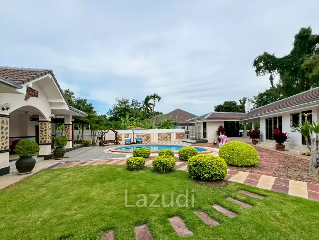 Tropical Garden Village 3-Bedroom Villa with Pool and Sauna