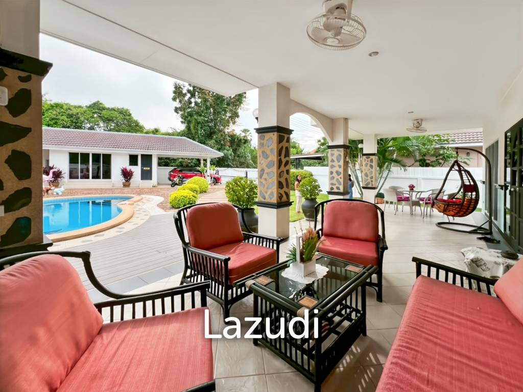 Tropical Garden Village 3-Bedroom Villa with Pool and Sauna