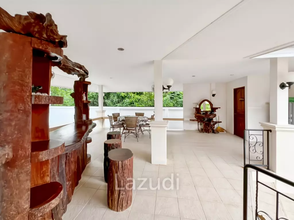 Tropical Garden Village 3-Bedroom Villa with Pool and Sauna