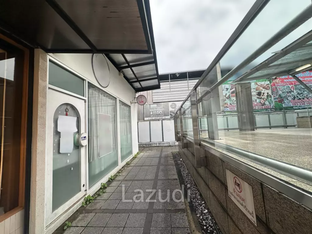 Modern Retail Space Near BTS Sutthisan in Huai Khwang