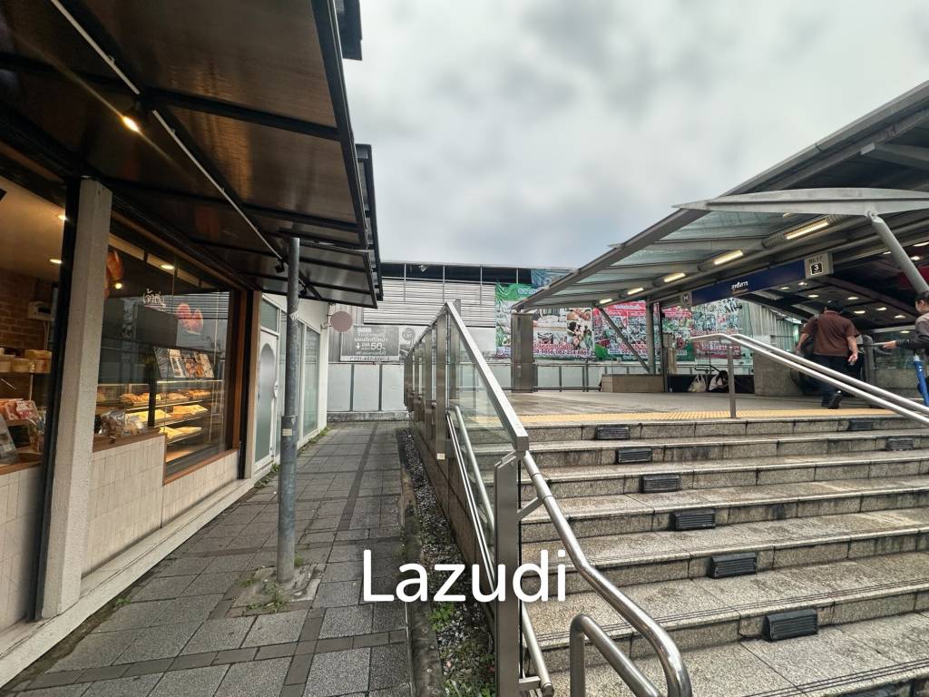 Modern Retail Space Near BTS Sutthisan in Huai Khwang