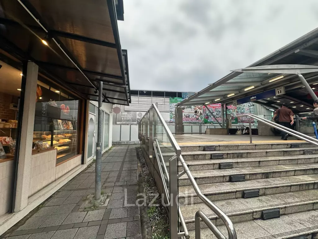 Modern Retail Space Near BTS Sutthisan in Huai Khwang