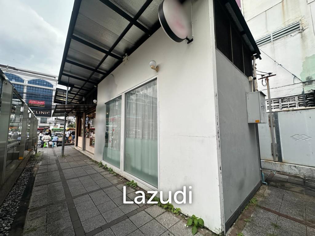 Modern Retail Space Near BTS Sutthisan in Huai Khwang