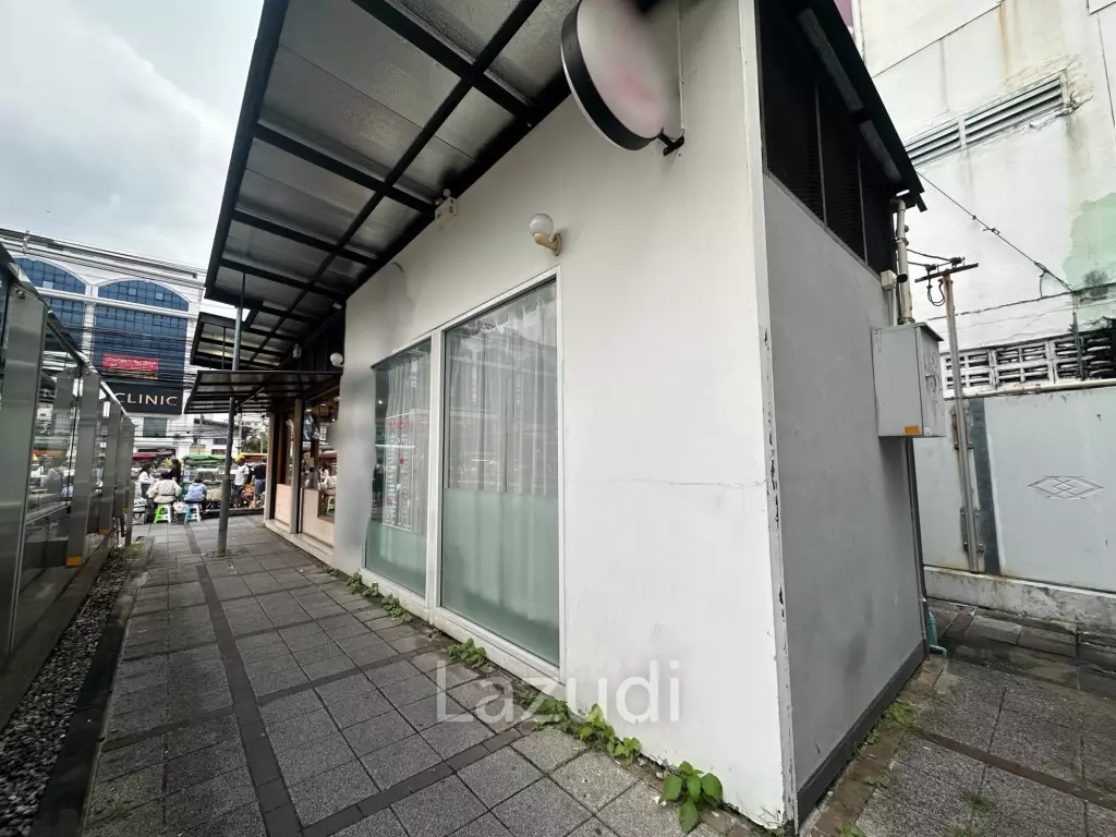 Modern Retail Space Near BTS Sutthisan in Huai Khwang