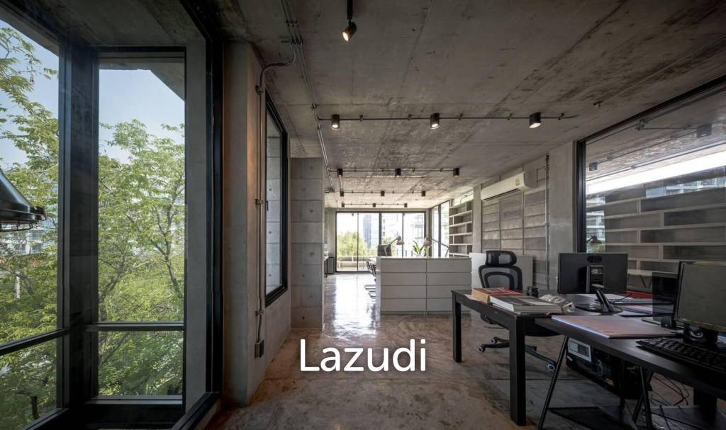 Modern Industrial Townhouse in Chan Kasem Bangkok