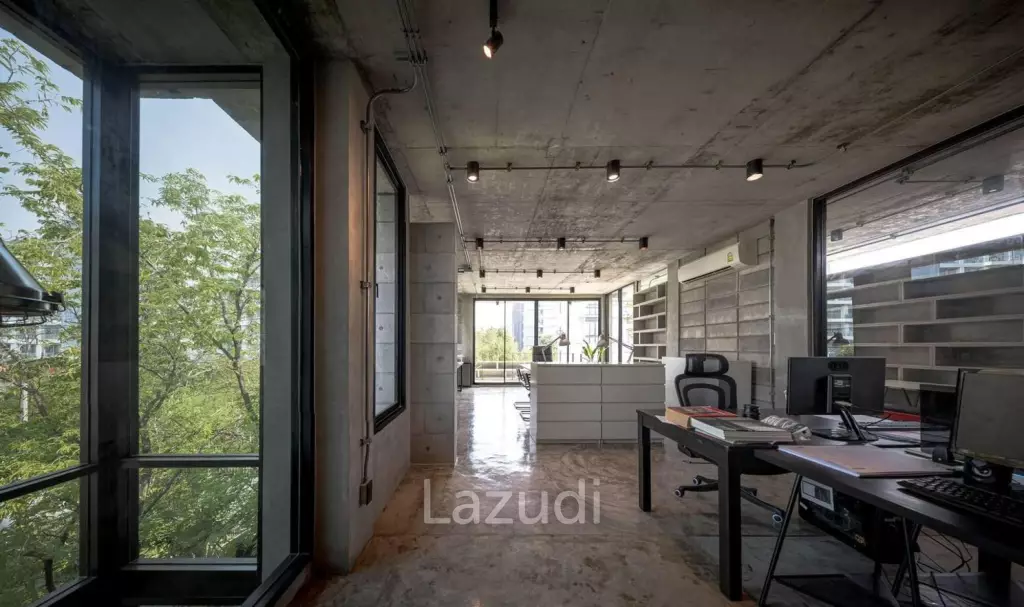 Modern Industrial Townhouse in Chan Kasem Bangkok