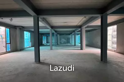 Spacious Unfinished Retail Space on Ruam Rudee