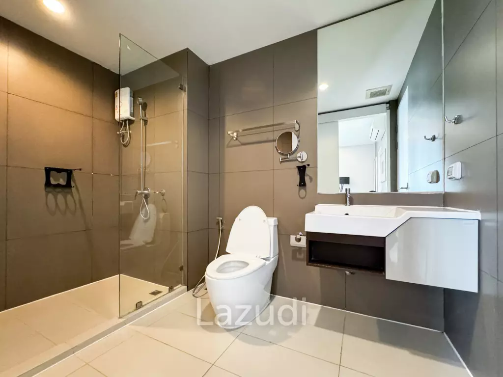 Estella Ekkamai 2-Bedroom Condo with City Views