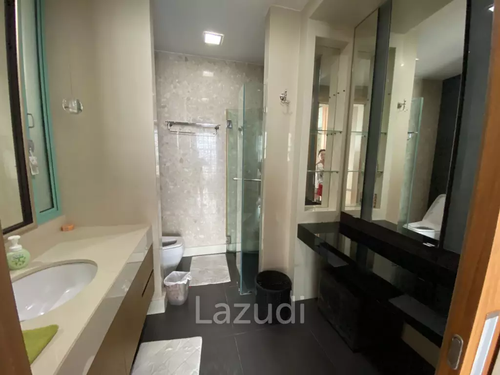 Stunning 2-Bed Condo With Skyline Views Bangkok