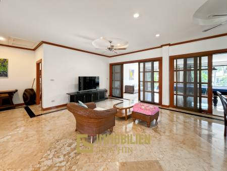 528 qm Grundstück / 300 qm Wohnfläche / Infinitypool