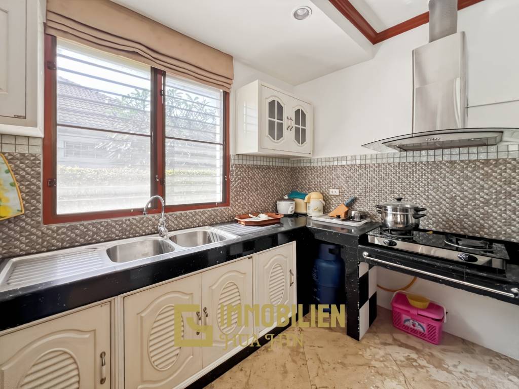 528 qm Grundstück / 300 qm Wohnfläche / Infinitypool