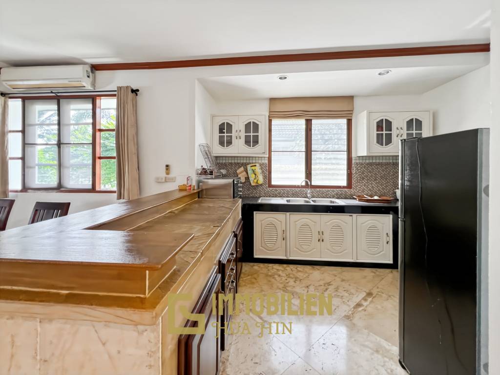 528 qm Grundstück / 300 qm Wohnfläche / Infinitypool