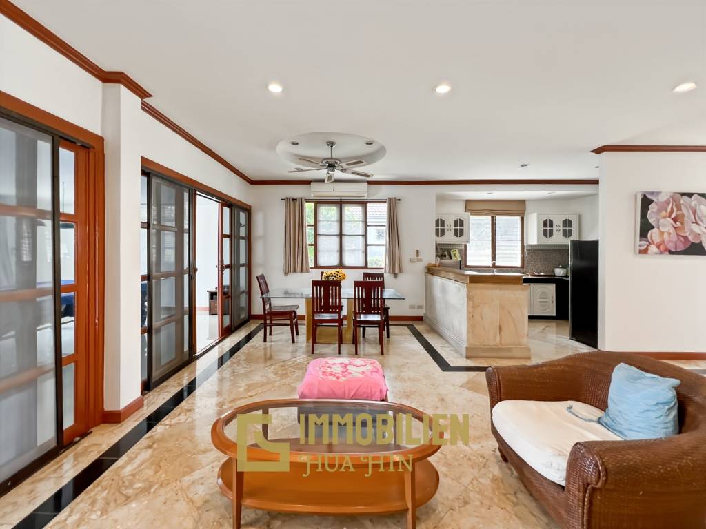 528 qm Grundstück / 300 qm Wohnfläche / Infinitypool