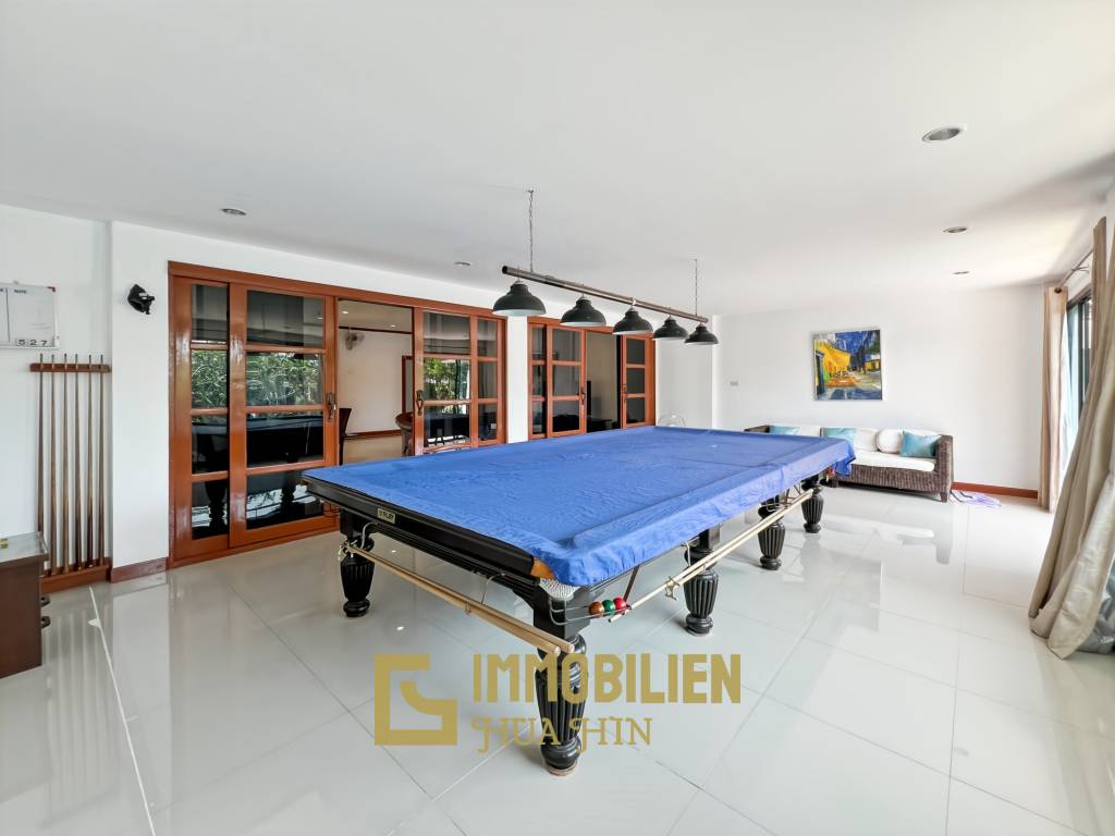 528 qm Grundstück / 300 qm Wohnfläche / Infinitypool