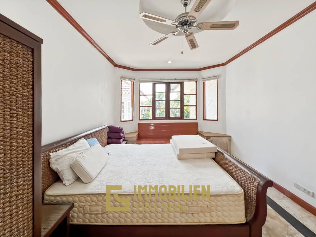 528 qm Grundstück / 300 qm Wohnfläche / Infinitypool